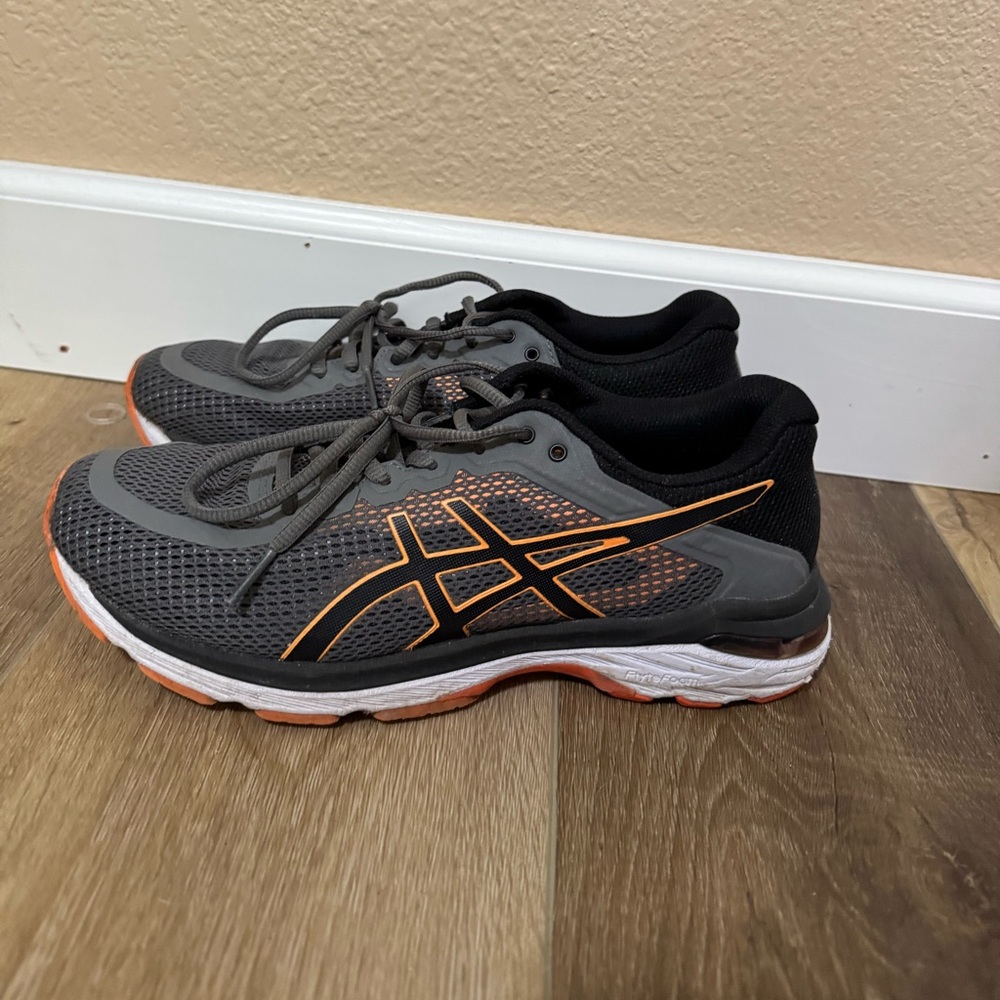 Men’s 7.5 gray, orange, and black asics tennis shoes. Great condition